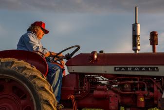 Media Name: farmall_404-06a.jpg